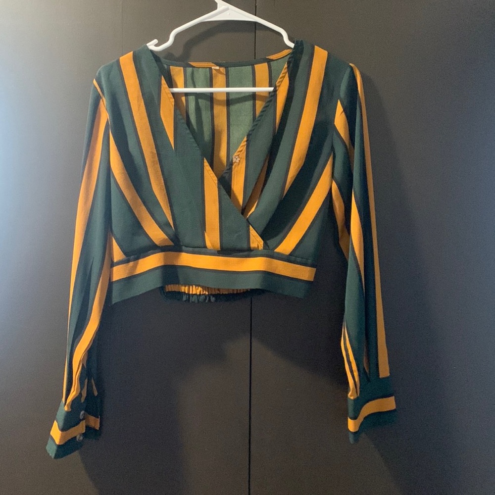 Long sleeve v-neck striped crop top
